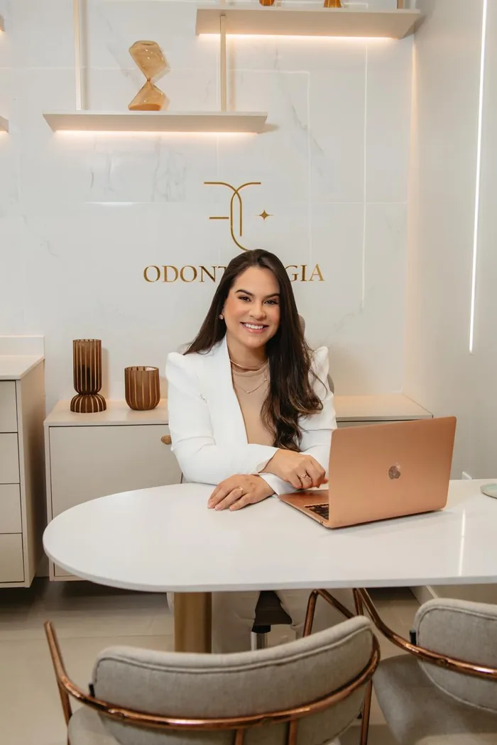 Dra. Ana Carolina Cutrim, Invisalign e facetas em resina, na clínica Froz e Cutrim em São Luís